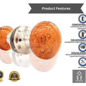 Peut inclure: Boutons de porte orange et argenté avec une texture en forme de bulles. Les caractéristiques du produit incluent une prise en main confortable, adapté aux portes intérieures, mécanisme de bouton de porte à ressort et facile à assembler. Le texte "Product Features" est en haut.