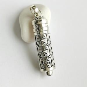 Anhänger in Form einer Gebetsrolle aus Sterlingsilber mit blauem Topas, Erinnerungsurne, Schmuck zur Aufbewahrung von Tierasche, Medaillon zur Erinnerung an verstorbene Haustiere