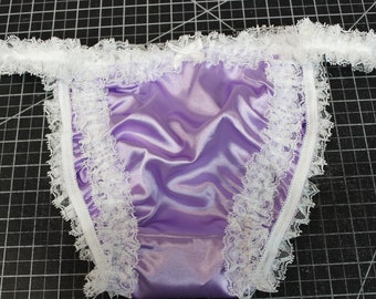 Doppelter Satin Layer brasilianischer String Tanga in Sissy Lavendel - Rüschen