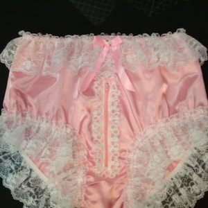 Erwachsene Sissy SATIN Pink Full Cut Höschen - Kreuz Kommode - Reißverschluss Vorne & Spitze
