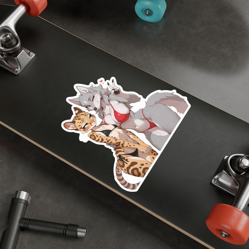 Adesivo sexy Furry Duo / Ragazza gatto lupo e leopardo in bikini - Waifus da spiaggia, migliori amiche canine e feline, mature immagine 4