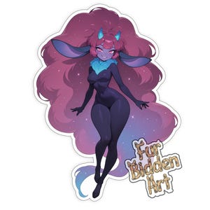 Op de afbeelding: Een sticker met een gestileerde illustratie van een humanoïde figuur met lang, vloeiend, roze en paars haar. De figuur heeft blauwe hoorns, oren en een blauwe kraag. De figuur draagt een donkerblauwe bodysuit. De sticker heeft de tekst "Fur Bidden Art".