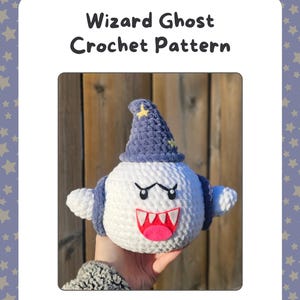 Könnte beinhalten: Ein weißer gehäkelter Geist mit einem blauen Zaubererhut, der mit gelben Sternen verziert ist. Der Geist hat einen breiten, wütenden Mund mit rosa Zähnen und Augenbrauen. Der Text "Wizard Ghost Crochet Pattern" ist oben im Bild.