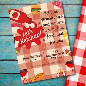 Puede incluir: Invitación con temática de barbacoa con fondo a cuadros rojos y blancos. La invitación presenta ilustraciones de hamburguesas, perritos calientes y ketchup. El texto incluye "Let's Ketchup!" y detalles del evento.