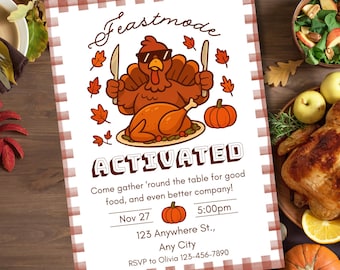 Op de afbeelding: Thanksgiving-uitnodiging met een cartoon kalkoen met zonnebril, een mes en vork, en een gebraden kalkoen. De uitnodiging bevat de tekst "Feastmode Activated" en evenementdetails, omlijst door een rood-wit geblokt patroon.