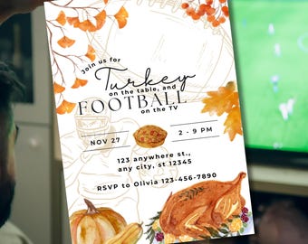 Könnte beinhalten: Einladung zum Thema Thanksgiving mit Aquarellillustrationen eines gebratenen Truthahns, Kürbis und Herbstblättern. Der Einladungstext lautet: "Feiern Sie mit uns Truthahn auf dem Tisch und Football im Fernsehen" mit Veranstaltungsdetails.