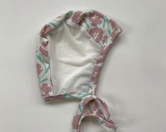 Gorro de aviador con flores rosas, gorro para audífonos con malla, gorro para audífonos cocleares, estilo escandinavo, gorro con lazos, gorro ajustado, gorro elástico