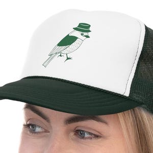 Casquette trucker avec logo oiseau dans un chapeau