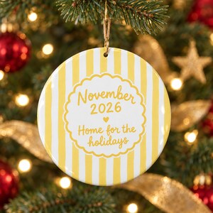 Decorazione natalizia personalizzata "Home for the Holidays", a righe pastello con mese e anno, ricordo del ritorno a casa, regalo di benvenuto.