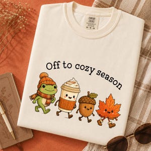 Camiseta de otoño para amantes de las ranas, camiseta de café con especias de calabaza, regalo de Acción de Gracias en un campo de calabazas, camiseta Comfort Colors® con lindos amigos de otoño.