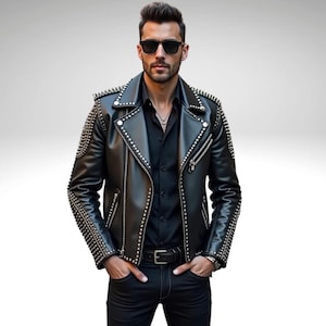Könnte beinhalten: Eine schwarze Lederjacke mit silbernen Nieten. Die Jacke hat einen Reißverschluss und einen Kragen.