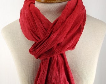 Sciarpa in garza di cotone rosso cremisi, tinta a mano, sciarpa in garza di cotone stropicciata 062