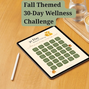 Könnte beinhalten: Ein digitales Tablet zeigt eine "Herbst-Themen 30-Tage Wellness-Challenge" mit täglichen Aufgaben. Das Tablet liegt auf einer Holzoberfläche, mit einem Stift, einem Glas Wasser und einer Kaffeetasse. Der Text lautet: "Ein besseres Ich beginnt mit kleinen Schritten heute. Bleiben Sie engagiert!"