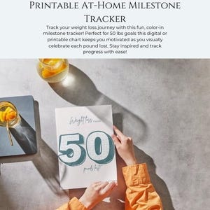 Può includere: Un grafico di tracciamento della perdita di peso stampabile con un design blu e bianco. Il grafico presenta il numero 50 con il testo "libbre perse".