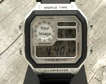 Spersonalizowany zegarek Casio AE-1200 – dodaj własne zdjęcie – cyfrowy zegarek z czasem światowym I Srebrny panel przedni I Fani i kolekcjonerzy