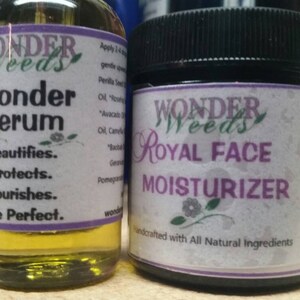 Puede incluir: Dos botellas de vidrio con etiquetas blancas. La botella de la izquierda est&aacute; etiquetada como "Wonder Weeds Wonder Serum" y enumera los beneficios del suero: Embellece, Protege, Nutre, Perfecciona la edad. La botella de la derecha est&aacute; etiquetada como "Wonder Weeds Royal Face Moisturizer" e indica "Elaborado artesanalmente con ingredientes totalmente naturales".