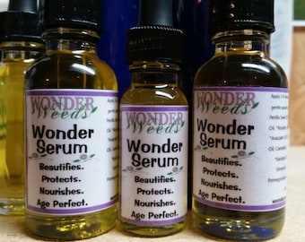 Könnte beinhalten: Vier bernsteinfarbene Glasflaschen mit einer klaren Flüssigkeit. Die Flaschen haben violette Etiketten mit dem Text "Wonder Weeds" und "Wonder Serum". Die Etiketten listen auch die Vorteile des Serums auf, darunter "Verschönert", "Schützt", "Pflegt" und "Alter perfekt".