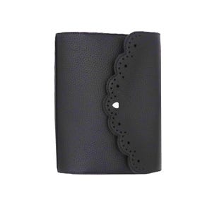 Può includere: Una pochette in pelle nera con un bordo a festoni.