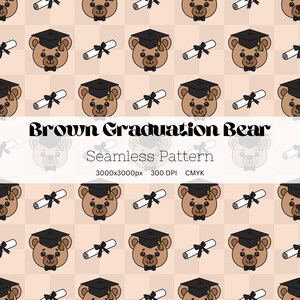 Può includere: Motivo ripetuto di orsetti marroni con cappelli di laurea e papillon, alternati a diplomi arrotolati legati con nastri neri. Il testo "Brown Graduation Bear" e "Seamless Pattern" è visibile.