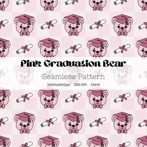 Può includere: Motivo rosa senza cuciture con orsetti di laurea con cappelli e papillon, insieme a diplomi arrotolati con nastri. Il design include il testo "Pink Graduation Bear" e "Seamless Pattern".
