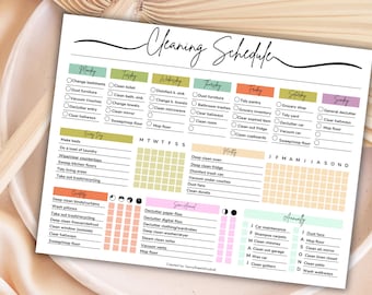 Op de afbeelding: Een afgedrukte schoonmaakplanning met een handgeschreven lettertype, met dagelijkse, wekelijkse, maandelijkse en jaarlijkse taken. De planning is georganiseerd met kleurgecodeerde secties voor elke dag van de week, met selectievakjes.