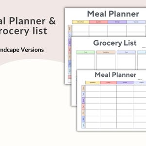 Op de afbeelding: Een stapel witte maaltijdplanners en boodschappenlijstjes. De bovenste planner heeft een koptekst met "Meal Planner" met secties voor elke maaltijd. De boodschappenlijst heeft secties voor voedsel, groenten, vlees en zuivel. De tekst "Meal Planner & Grocery List" staat bovenaan.