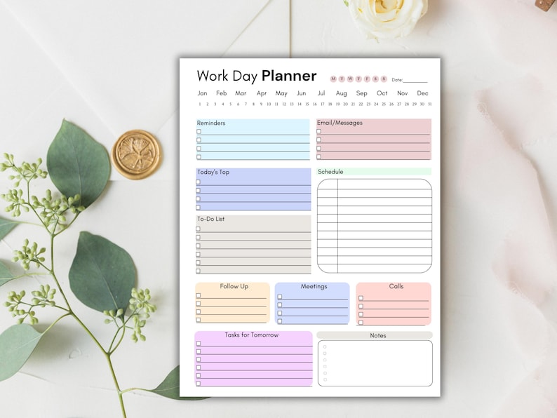 K&ouml;nnte beinhalten: Ein wei&szlig;er Work Day Planner mit Abschnitten f&uuml;r Erinnerungen, E-Mails, Aufgaben und einen Zeitplan. Der Planer hat ein Pastellfarbschema und enth&auml;lt die Wochentage und Monate des Jahres. Ein goldenes Wachssiegel und Gr&uuml;nzeug befinden sich im Hintergrund.