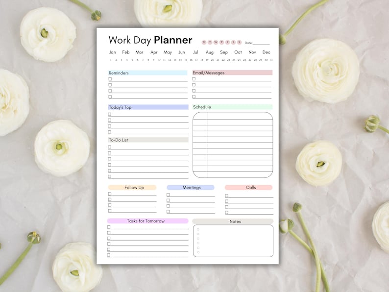 K&ouml;nnte beinhalten: Ein wei&szlig;er Work Day Planner mit Abschnitten f&uuml;r Erinnerungen, Aufgaben und Notizen. Der Planer enth&auml;lt einen Kalender und Abschnitte f&uuml;r E-Mails, Besprechungen und Anrufe. Der Planer ist mit wei&szlig;en Blumen verziert.