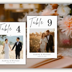 Puede incluir: Dos tarjetas de mesa de boda con fotos de una pareja. Las tarjetas dicen "Table 4" y "Table 9" en una escritura elegante. Cada tarjeta incluye los nombres "Audrey & Michael" y la fecha "August 24, 2025".