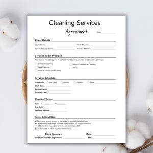 Könnte beinhalten: Ein weißes Reinigungsdienstleistungsvereinbarungsformular mit schwarzem Text, einschließlich Abschnitten für Kundendetails, Dienstleistungen, Zeitplan und Zahlungsbedingungen. Das Dokument ist von Baumwollzweigen auf hellem Hintergrund umgeben.
