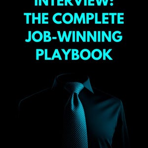 Könnte beinhalten: Ein Buchcover mit schwarzem Hintergrund und dem cyanfarbenen Text NAIL THE INTERVIEW: THE COMPLETE JOB-WINNING PLAYBOOK. Unter dem Text ist ein dunkles Hemd und eine cyanfarbene Krawatte mit weißen Punkten zu sehen. Autor ist Eniola Akinkugbe.