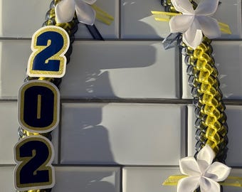 Double ribbon with plumerias lei - navy blue, yellow & white