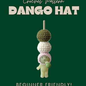 Może przedstawiać: Na ciemnozielonym tle napis "Crochet Pattern Dango Hat" w kolorze białym oraz stos trzech szydełkowych kulek. Dolna kulka ma na sobie różową czapkę i trzyma zieloną kulkę. Poniżej znajduje się napis "Beginner Friendly!".