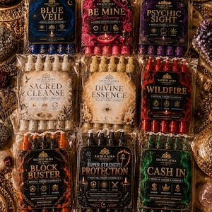 Pode incluir: Nove conjuntos de velas rituais em embalagens de plástico transparente, cada uma rotulada com nomes como Blue Veil, Be Mine, Psychic Sight, Sacred Cleanse, Divine Essence, Wildfire, Block Buster, Super Strength Protection e Cash In.