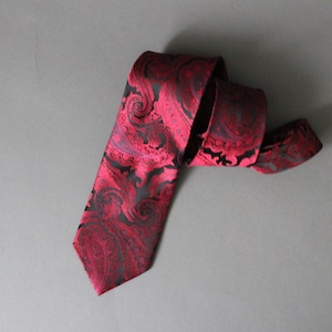 Mens Paisley Tie. Red black Paisley Tie. Silk Tie. Vintage. Dress Tie. Office. Wedding. Gogovintage. Free Shipping