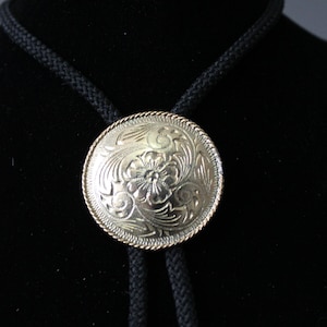 Vintage Western Theme Bolo Tie. Gold Tone. Southwestern. Circle Round Bolo. Gogovintage. Free Shipping