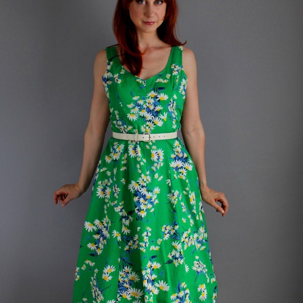 Storewide Sale - Kelly Green Daisy Print Floral Day Dress. Vacation Resort. Fall Fashion