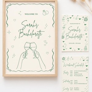 Op de afbeelding: Een set groen en crèmekleurig briefpapier voor een vrijgezellenfeest. Het ingelijste bord zegt "Welcome to Sarah's Bachelorette" met lijntekeningen van handen die proosten met wijnglazen. De kaarten zeggen "You're Invited" en "Weekend Schedule".