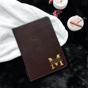Personligt iPad-fodral i läder med pennhållare - präglat monogram
