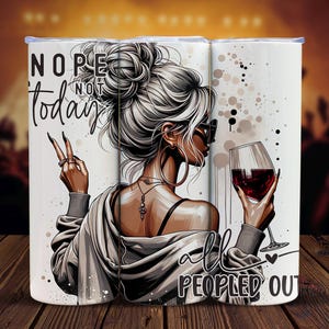 以下が含まれることがあります： ワイングラスを持った女性の白黒イラストが描かれた白いタンブラー。タンブラーには「Nope not today all peopled out」という文字が印刷されています。