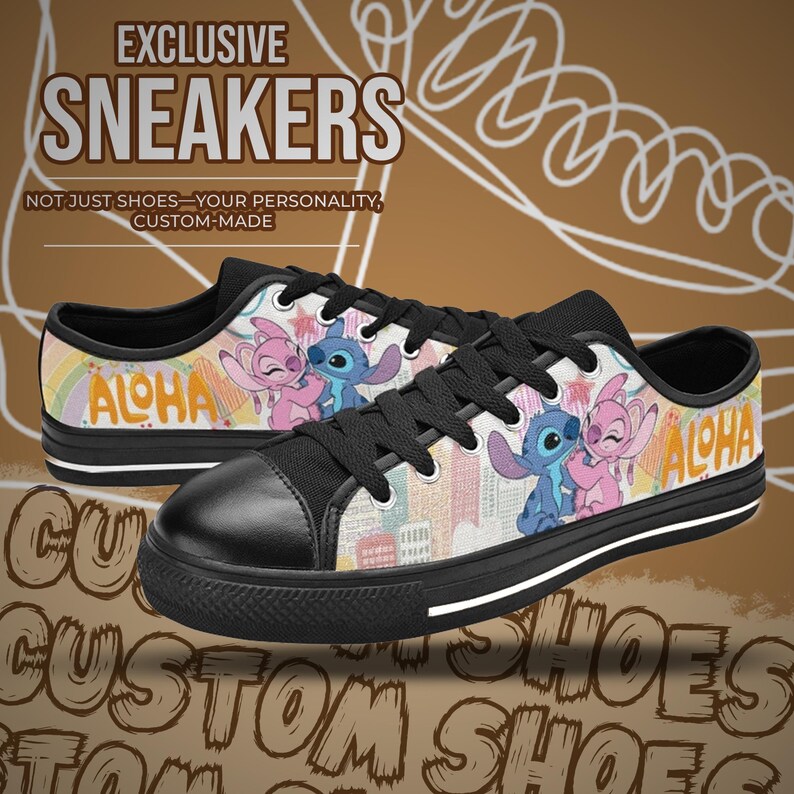 Op de afbeelding: Zwarte lage sneakers met een kleurrijk ontwerp met stripfiguren en het woord "ALOHA". De schoenen hebben zwarte veters, een zwarte neuskap en een witte streep langs de zool. De tekst "EXCLUSIVE SNEAKERS" staat bovenaan.