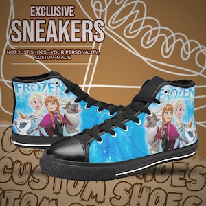 Puede incluir: Zapatillas altas con personajes de la pel&iacute;cula "Frozen" sobre un fondo azul. Los zapatos tienen cordones negros, suelas y una entresuela blanca. El texto "EXCLUSIVE SNEAKERS" est&aacute; en la parte superior de la imagen.