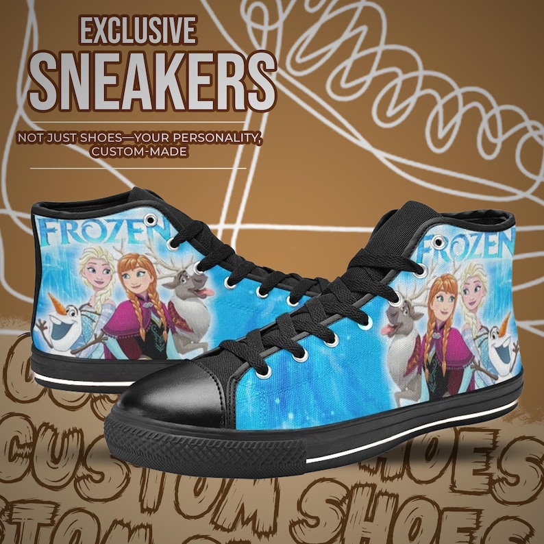 Puede incluir: Zapatillas altas con personajes de la pel&iacute;cula "Frozen" sobre un fondo azul. Los zapatos tienen cordones negros, suelas y una entresuela blanca. El texto "EXCLUSIVE SNEAKERS" est&aacute; en la parte superior de la imagen.