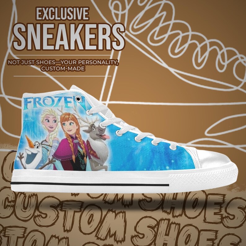 Puede incluir: Zapatillas altas de lona con personajes de la pel&iacute;cula "Frozen". Los zapatos tienen suela y cordones blancos, con las palabras "EXCLUSIVE SNEAKERS" impresas en la parte superior. El dise&ntilde;o incluye a Elsa, Anna, Olaf y Sven sobre un fondo azul.