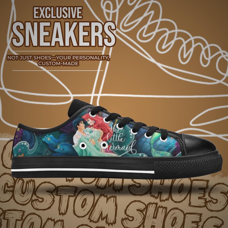 Pu&ograve; includere: Scarpe da ginnastica basse nere con un'illustrazione colorata dei personaggi de "La Sirenetta". Le scarpe hanno lacci neri, un puntale nero e il testo "EXCLUSIVE SNEAKERS" &egrave; visibile.