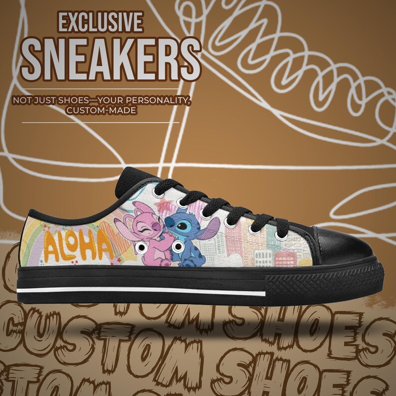 Op de afbeelding: Lage sneakers met een zwarte neus, zwarte veters en een witte zool. De schoenen hebben een kleurrijk ontwerp met het woord "ALOHA" en stripfiguren. De tekst "EXCLUSIVE SNEAKERS" en "CUSTOM-MADE" zijn ook zichtbaar.