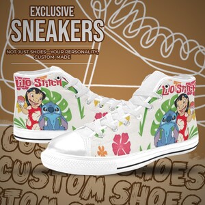 Puede incluir: Zapatillas altas blancas con un dise&ntilde;o colorido de Lilo & Stitch. Los zapatos muestran a los personajes Lilo y Stitch, junto con patrones florales y de hojas. El texto "EXCLUSIVE SNEAKERS" es visible en la parte superior.