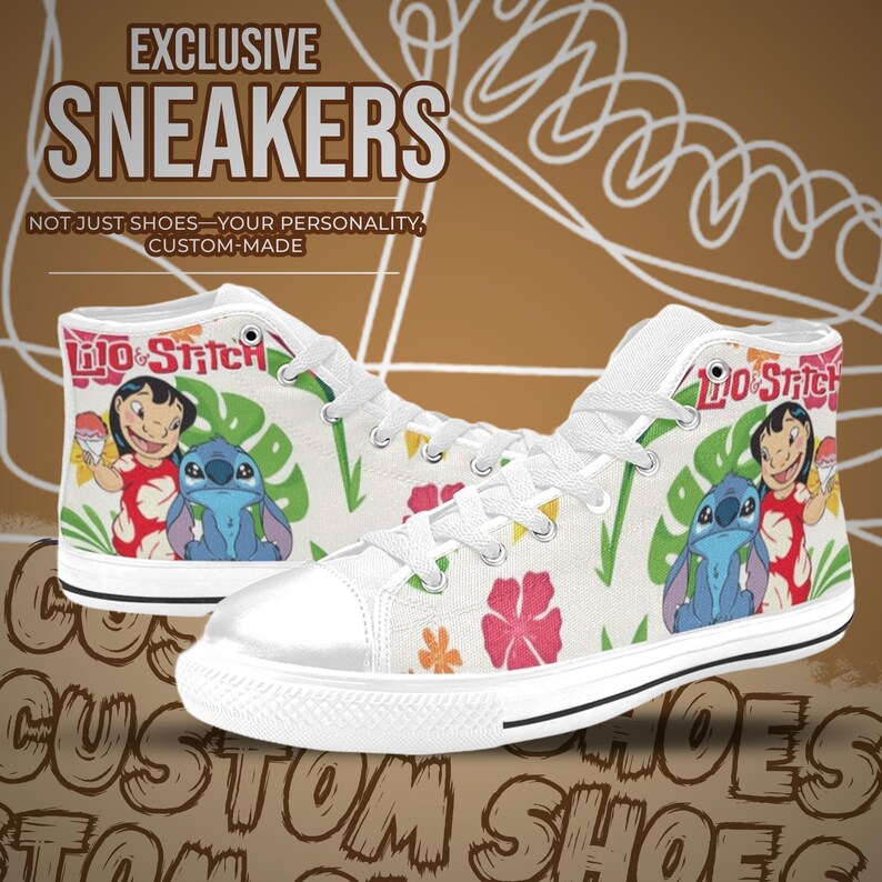 Puede incluir: Zapatillas altas blancas con un dise&ntilde;o colorido de Lilo & Stitch. Los zapatos muestran a los personajes Lilo y Stitch, junto con patrones florales y de hojas. El texto "EXCLUSIVE SNEAKERS" es visible en la parte superior.