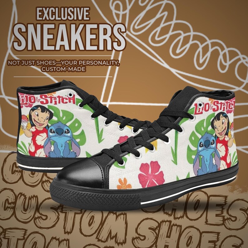 Puede incluir: Un par de zapatillas altas con puntera y cordones negros. Las zapatillas presentan un fondo blanco con un colorido estampado floral y de hojas, e im&aacute;genes de Lilo y Stitch. El texto "EXCLUSIVE SNEAKERS" est&aacute; en la parte superior.