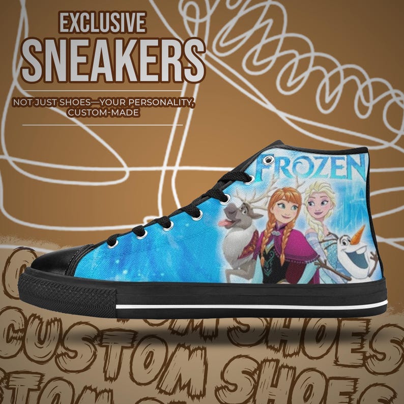 Puede incluir: Zapatillas altas con suela y cordones negros. El lienzo azul presenta personajes de la pel&iacute;cula "Frozen" y la palabra "FROZEN". Tambi&eacute;n se ve el texto "EXCLUSIVE SNEAKERS" y "CUSTOM-MADE".